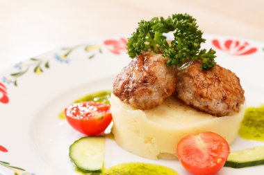 et pirzola patates püresi ile
