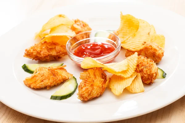 Hühnerkroketten mit Pommes und Soße — Stockfoto