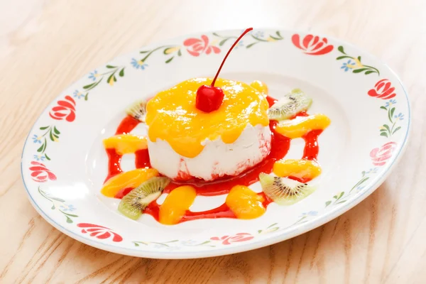 Panna cotta dessert voor kinderen — Stockfoto