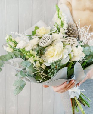 Ellerinde güzel bir buket