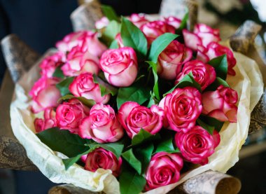 Ellerinde güzel bir buket