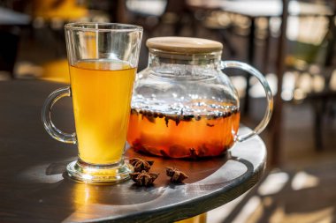 Kafedeki masada çay. 