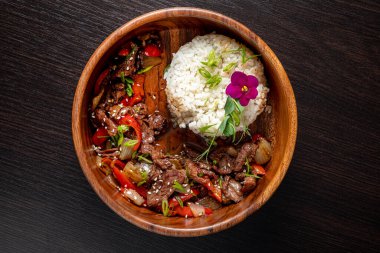 Pirinç ve soya soslu fırında domuz eti güveci..