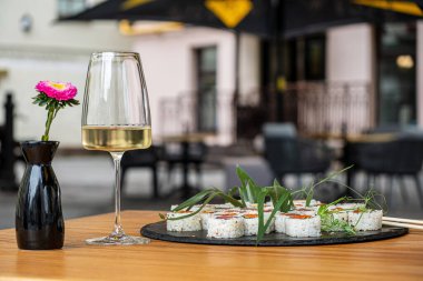 Deniz ürünleriyle servis edilen güzel bir restoran.