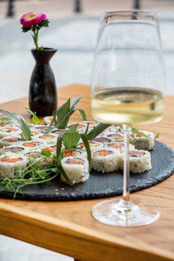 Deniz ürünleriyle servis edilen güzel bir restoran.