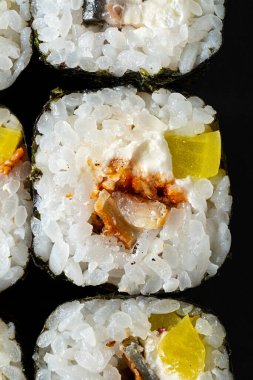 Siyah arka planda suşi.