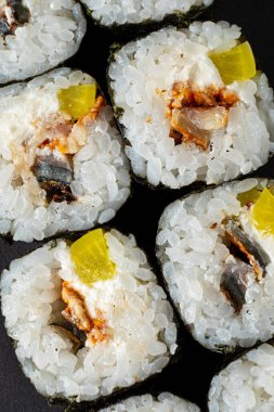 Siyah arka planda suşi.