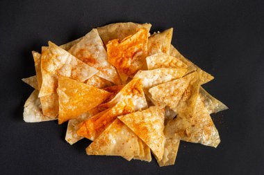 Siyah arkaplanda Nachos partisi
