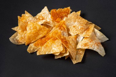 Siyah arkaplanda Nachos partisi