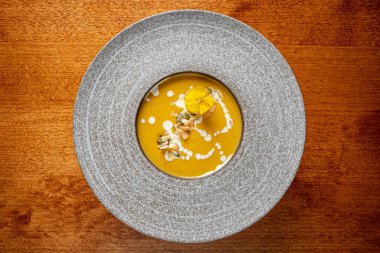 Masanın üzerinde kabak kremalı çorba