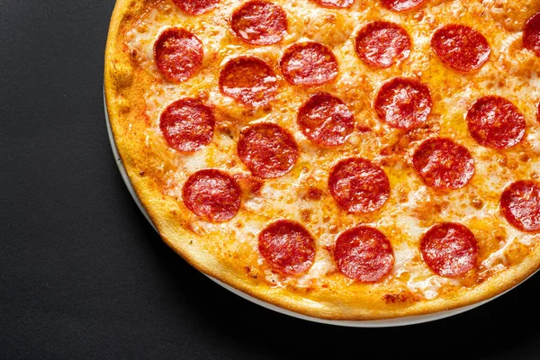 Smaklig Pepperoni Och Tomater Svart Bakgrund — Stockfoto