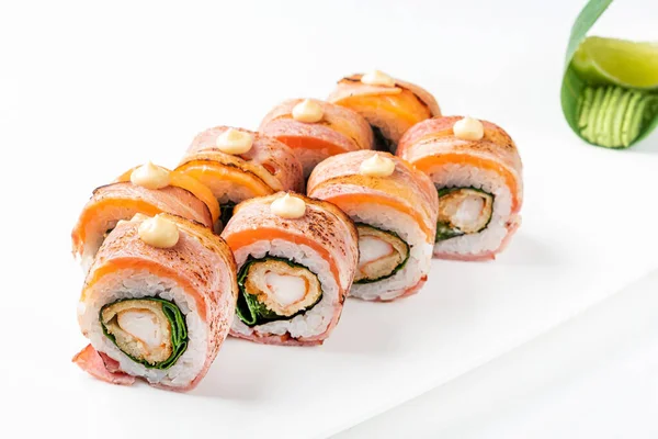Välsmakande Sushi Vit Bakgrund — Stockfoto
