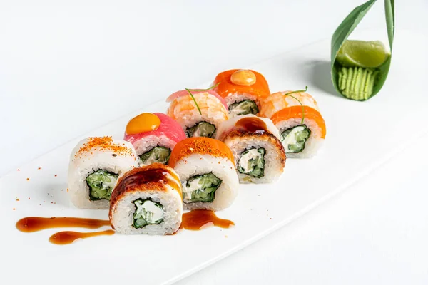 Sushi Saporito Sullo Sfondo Bianco — Foto Stock