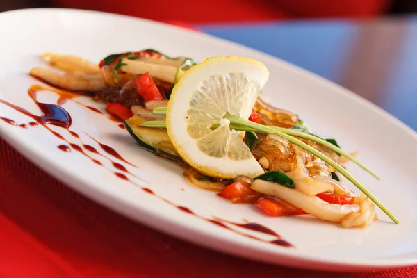 Salat mit Tintenfischen — Stockfoto