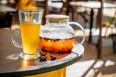 Kafedeki masada çay. 