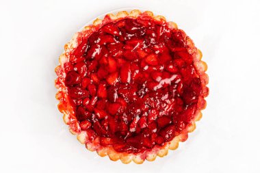 Beyaz arka planda çilekli tart