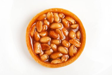 Karamelli turta ve yalıtılmış almon.