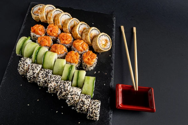 Assortimento Sushi Fresco Preparato Sfondo Nero — Foto Stock
