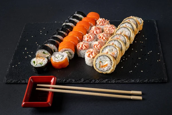 Asortyment Świeżo Przygotowanego Sushi Czarnym Tle — Zdjęcie stockowe