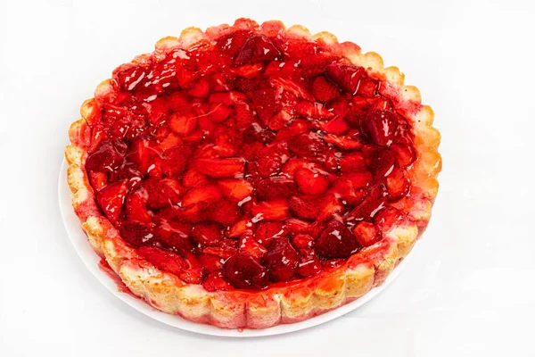 Erdbeeren Torte Auf Weißem Hintergrund — Stockfoto