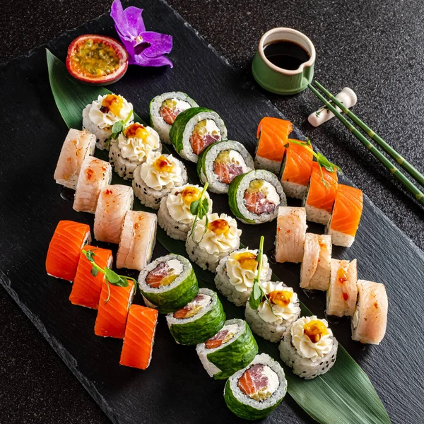 Sushi Definido Pedra Preta — Fotografia de Stock