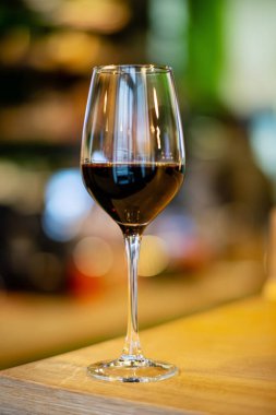 Barda şarap bardağı var.