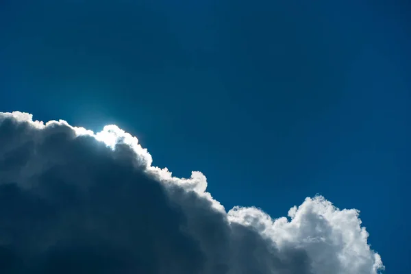 Blå Himmel Med Moln Bakgrund — Stockfoto