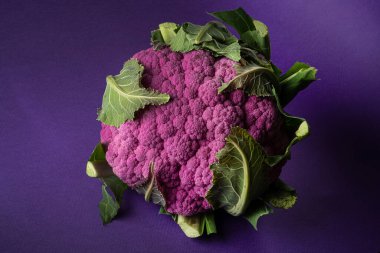 Mor arka planda mor karnabahar.