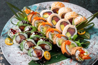 taş arka plan üzerinde suşi seti