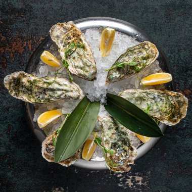 Buz drift ile taş tabakta istiridye