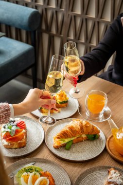 Kadınlar kafede şampanya içiyor.