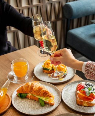 Kadınlar kafede şampanya içiyor.