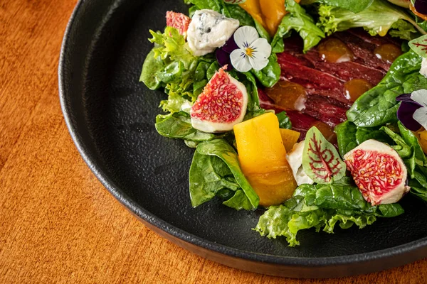 Italiaanse Gastronomische Salade Met Prosciutto Kaas Vijgen — Stockfoto