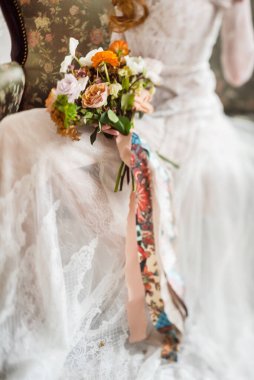 Otelde çiçekli güzel bir gelin.