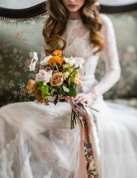Schöne Braut Mit Blumen Hotel — Stockfoto