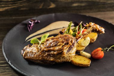 Patates ve soslu kızarmış ördek bacağı.. 