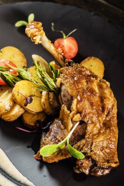 Patates ve soslu kızarmış ördek bacağı.. 