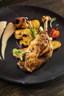 Patates ve soslu kızarmış ördek bacağı.. 