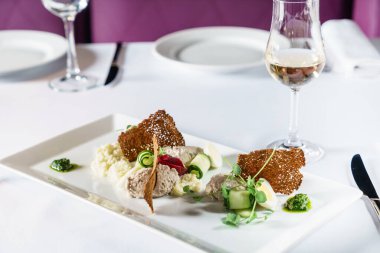 Restoranda gurme salatası.