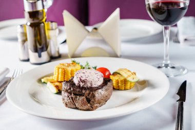 Restoranda ızgara sebzeli biftek.