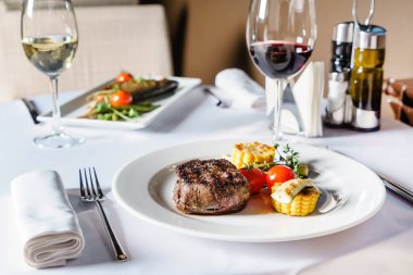 Izgara sebzeli biftek.