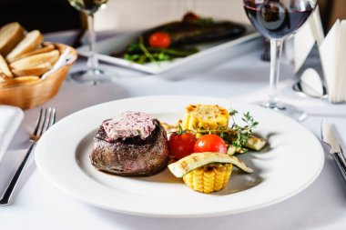 Izgara sebzeli biftek.