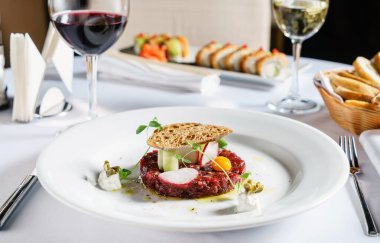 Yumurtalı etli tartar.