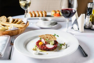 Yumurtalı etli tartar.