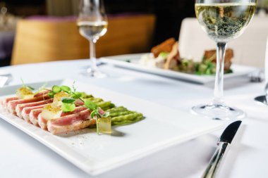 Ton balığı ve taze bezelye.