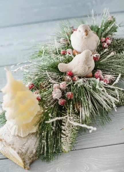 キャンドルと蓮の花のガーランド クリスマスツリーの冬の装飾 新年やクリスマスボール クリスマスの装飾や花 リンゴやボールを持つ公正な枝 クリスマスと新年のための鳥や自然装飾 — ストック写真
