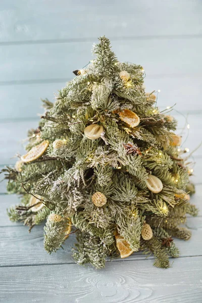 モミの木の枝 金色のボールのガーランドと暗い木の背景に雪の結晶とクリスマス休暇の背景 白い背景に金色のリボンを持つ白い花柄のクリスマスボール モミの木の枝と黄金の装飾とクリスマスの装飾 — ストック写真