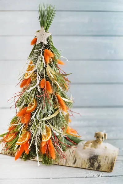 Weihnachten Hintergrund Mit Tannenzweigen Goldenen Kugeln Girlanden Und Schneeflocken Auf — Stockfoto