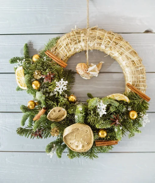 Gri Ahşap Arka Planda Kırmızı Gümüş Topların Çelenklerin Çiçeklerin Noel — Stok fotoğraf