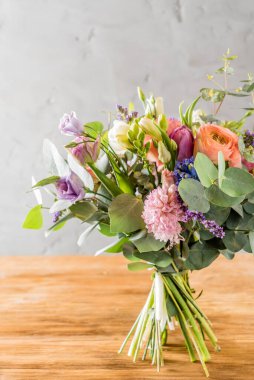 Masada bahar çiçeği var.